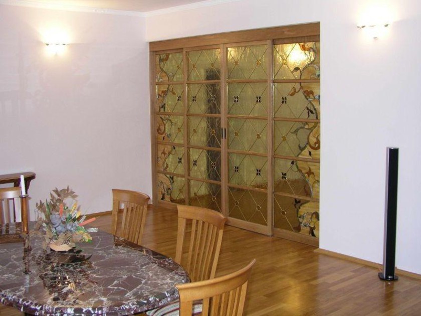 Перегородка для гостиной с цветным стеклом и декоративными вставками Каменск-Уральский