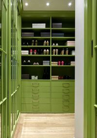 Г-образная гардеробная комната в зеленом цвете Каменск-Уральский